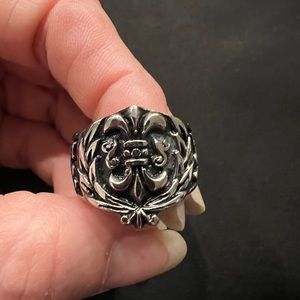 Ring size 8, surgical steel with Fleur d Lise and black background/mounting.